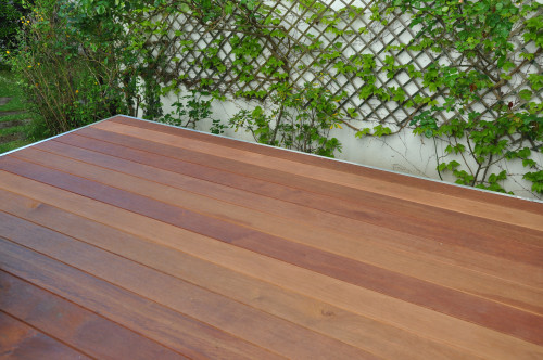 Mise en place d'une terrasse en lames de bois Merbau dans un jardin
