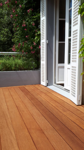 Terrasse en bois Merbau orangé donnant sur l'entrée de la maison 