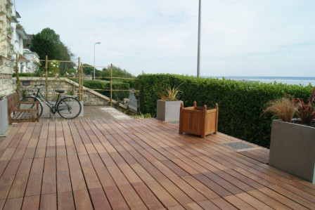 Terrasse en dalles clipsables en bois Merbau
