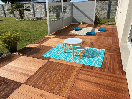 Terrasse de jardin réalisée à partir de dalles massives Merbau en bois brun/rouge