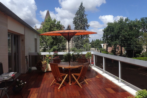 Terrasse en dalles clipsables Merbau, de couleur brun/rouge