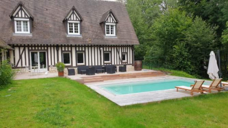 Lames de terrasse en bois aux abords d'une piscine creusée