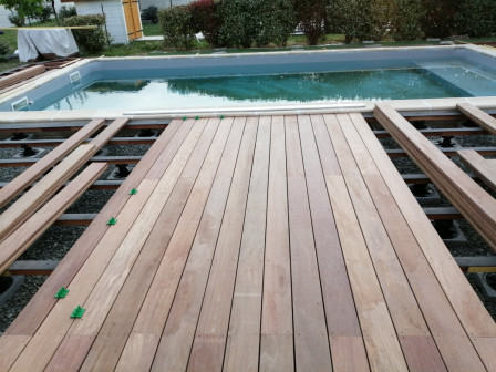 Construction d'une terrasse, en lames Cumaru, autour d'une piscine