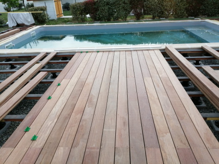 Construction d'une terrasse, en lames Cumaru, autour d'une piscine