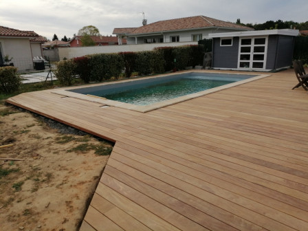 Terrasse, en lames Cumaru brunes, autour d'une piscine