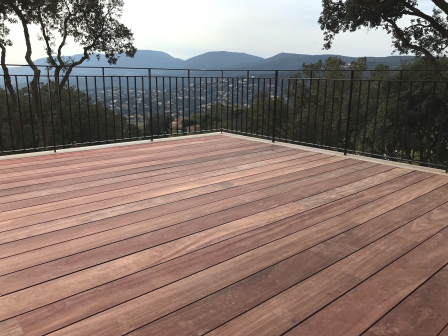 Terrasse en lames Padouk profil drop avec vue sur la mer