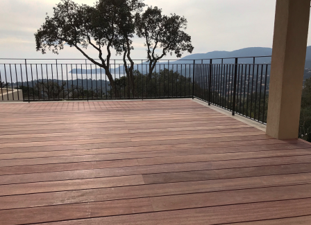 Terrasse en lames Padouk profil drop avec vue sur la mer 1