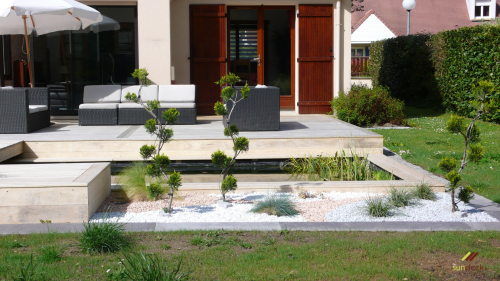 Terrasse en bois clair Accoya avec des plantes