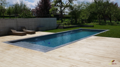 Terrasse avec tour de piscine en bois clair Accoya
