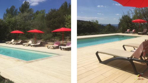 Terrasse en bois clair Accoya autour d'une piscine