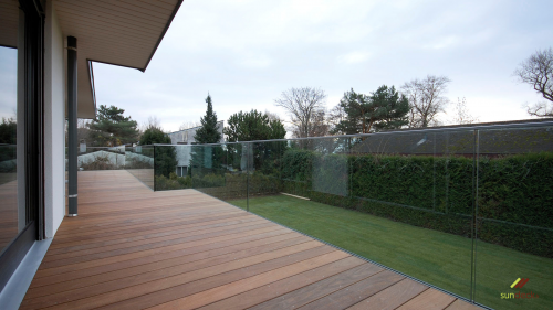 Terrasse avec balcon et jardin en bois exotique Cumaru