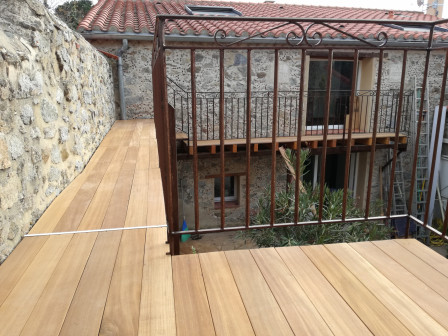 Terrasse en bois clair Bangkirai, avec des lames rainurées