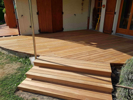 Terrasse en bois Bangkirai avec marches en bois