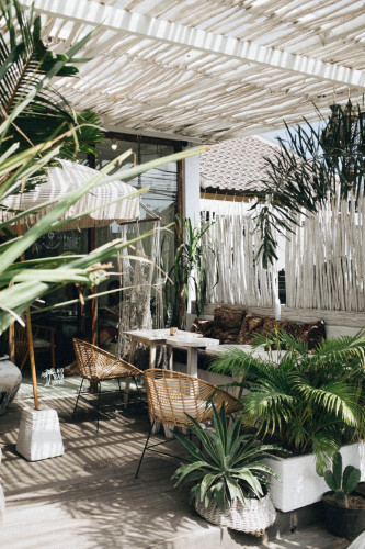 Terrasse en bois exotique plantes blanches