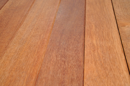 Terrasse en lames Merbau, en bois brun/rouge