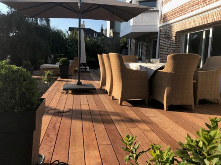 Terrasse en bois Merbau devant une maison en briques