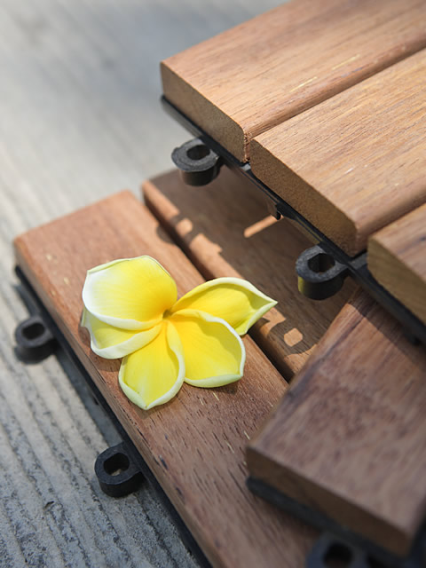 Dalles de terrasse clipsables aux teintes chaudes et douces